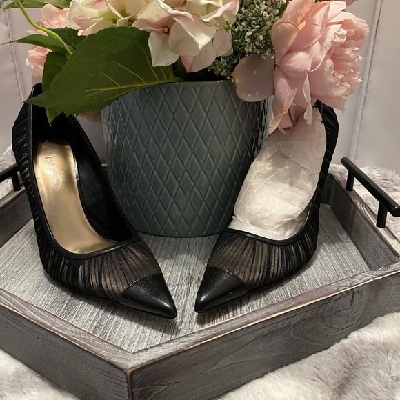 HYPE-BLACK LEATHER PUMPS WITH SHEER CLOTH OVERLAY-8 1/2M - Picture 2 of 15